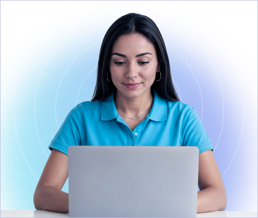 Mulher sentada e utilizando um laptop